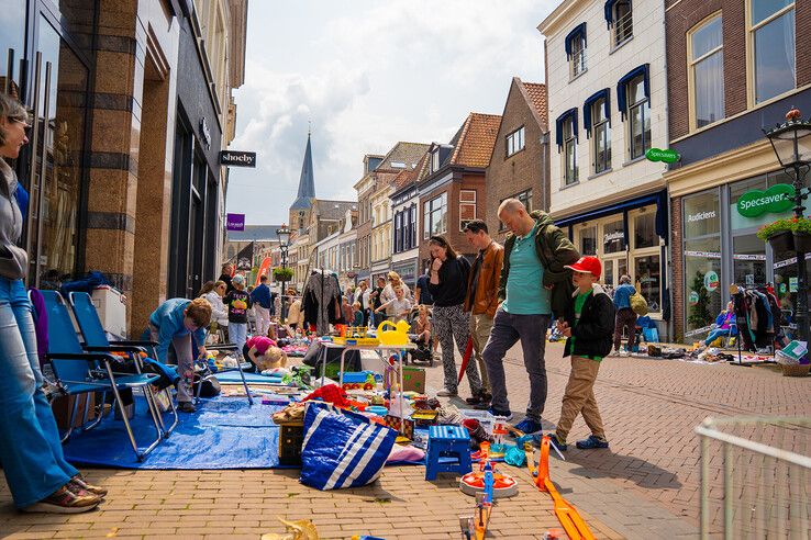 In beeld: Kleedjesmarkt in Kampen weer lang, druk en gezellig
