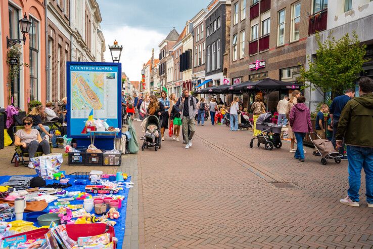 In beeld: Kleedjesmarkt in Kampen weer lang, druk en gezellig