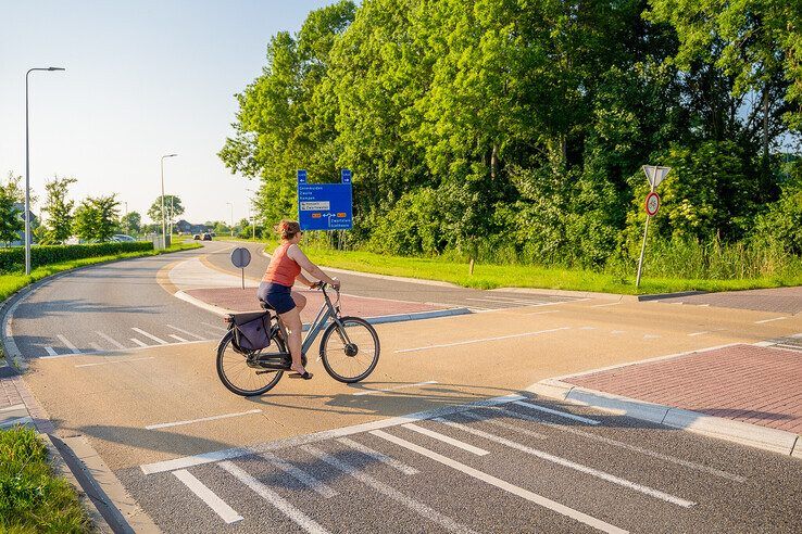 De fietsoversteek ter hoogte van het Erfgenamenwegje in de Vaartweg.
