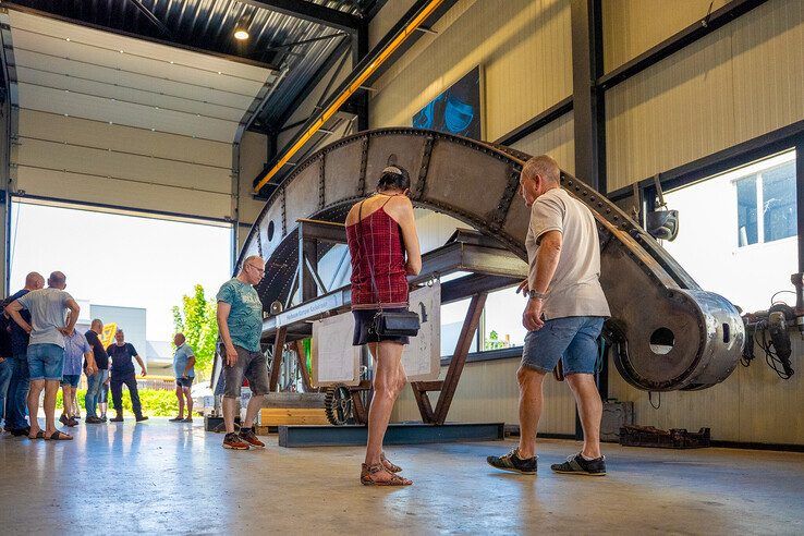 Donateurs nemen een kijkje bij de Kamper kadekraan.