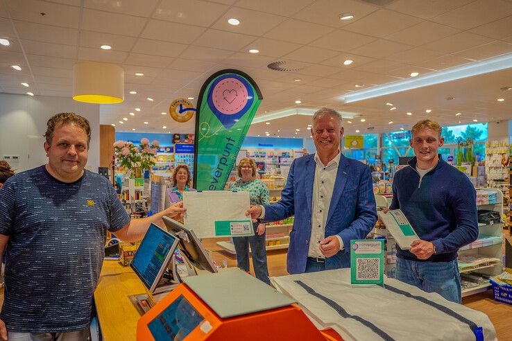 Wethouder Faber met herbruikbare verpakking bij Primera Kampen.