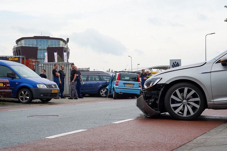 Auto ramt geparkeerde voertuigen in Kampen na botsing (video)