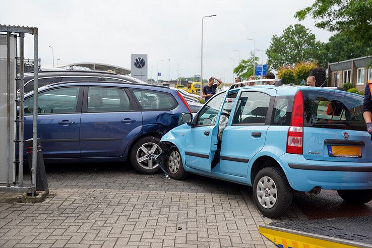 Auto ramt geparkeerde voertuigen in Kampen na botsing (video)
