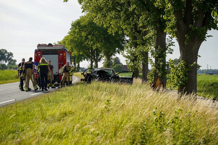 Automobilist zwaargewond na botsing tegen boom op Frieseweg in Kampen