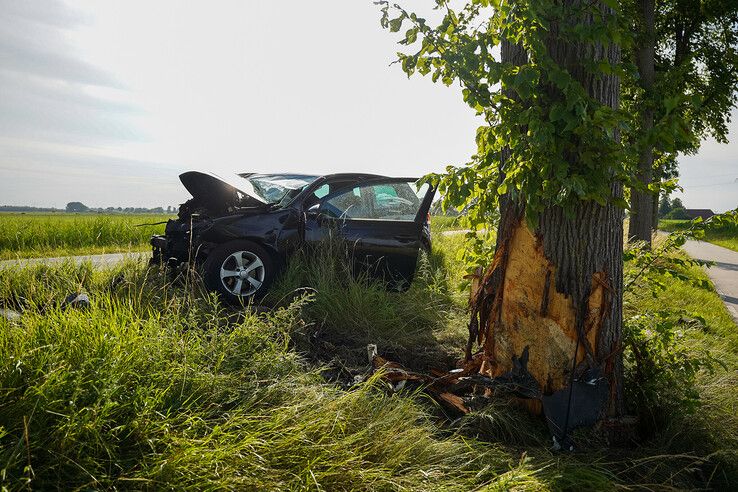 Automobilist zwaargewond na botsing tegen boom op Frieseweg in Kampen