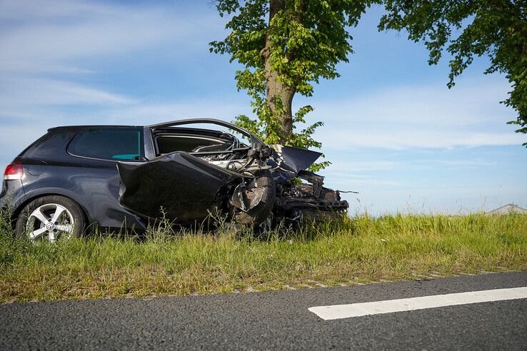 Automobilist zwaargewond na botsing tegen boom op Frieseweg in Kampen
