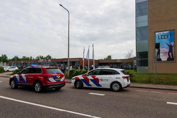 Hulpdiensten bij het Startcollege in Zwolle na gaslek in meterkast.