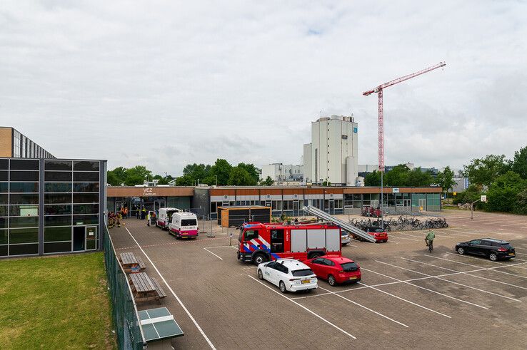 In beeld: School ontruimd in Zwolle na gaslek in meterkast