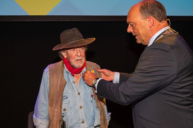 Kunstenaar Gunter Demnig, bedenker van Stolpersteine, koninklijk onderscheiden in Zwolle