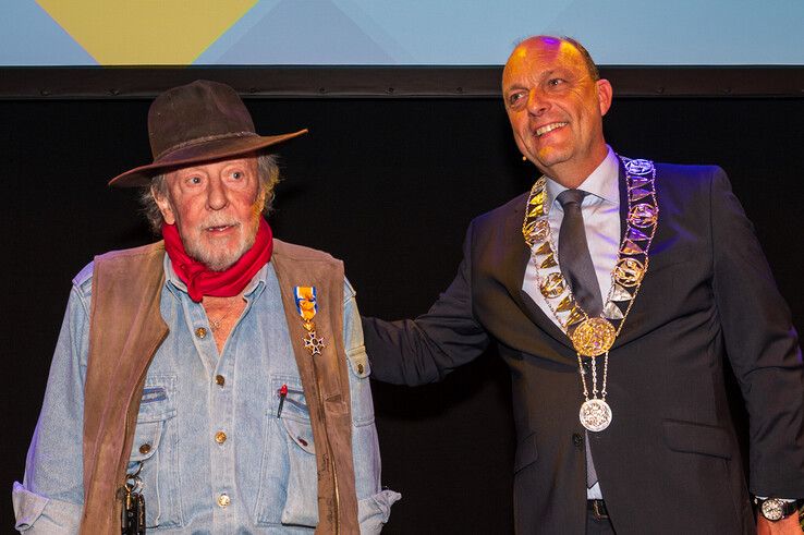 Gunter Demnig, bedenker van Stolpersteine, koninklijk onderscheiden in Zwolle.