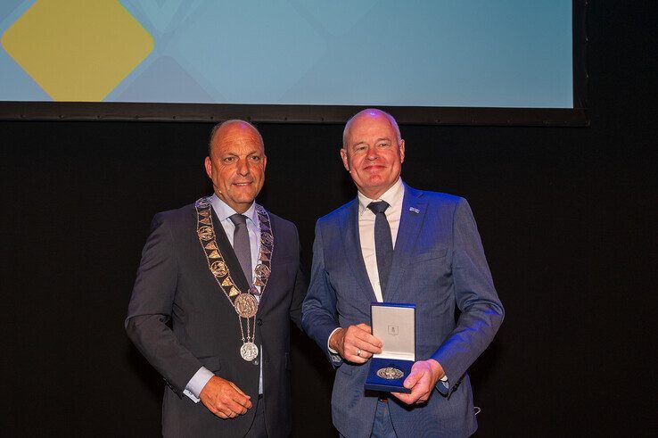 Jaap Hagedoorn met de Erepening van Zwolle.