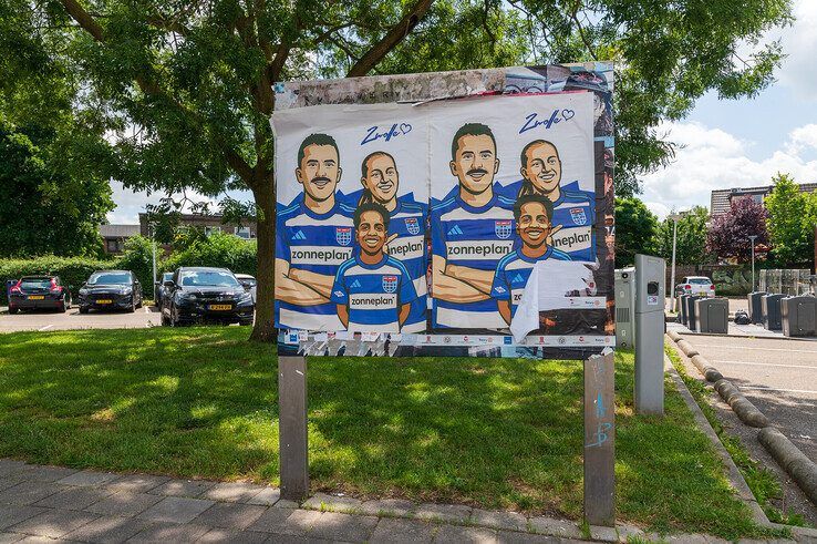 Muurschildering onthult nieuw PEC-shirt in binnenstad Zwolle
