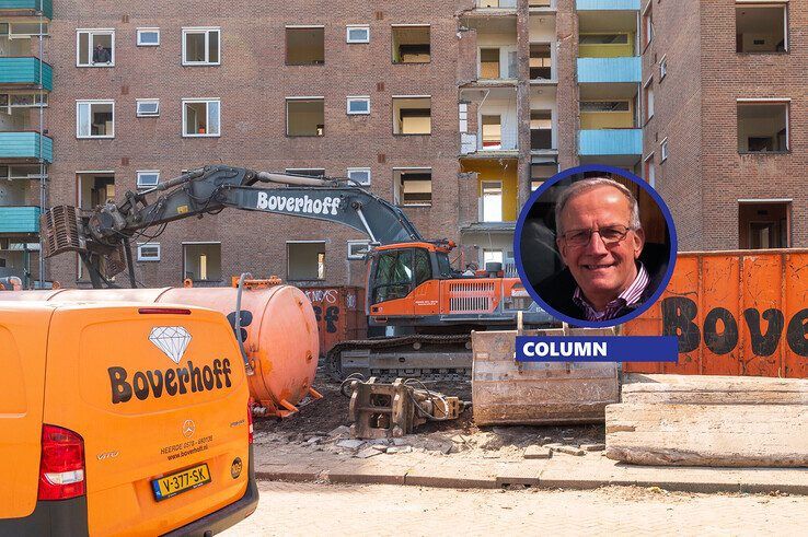 Tegenover de rechtbank is en wordt nu ook gesloopt.