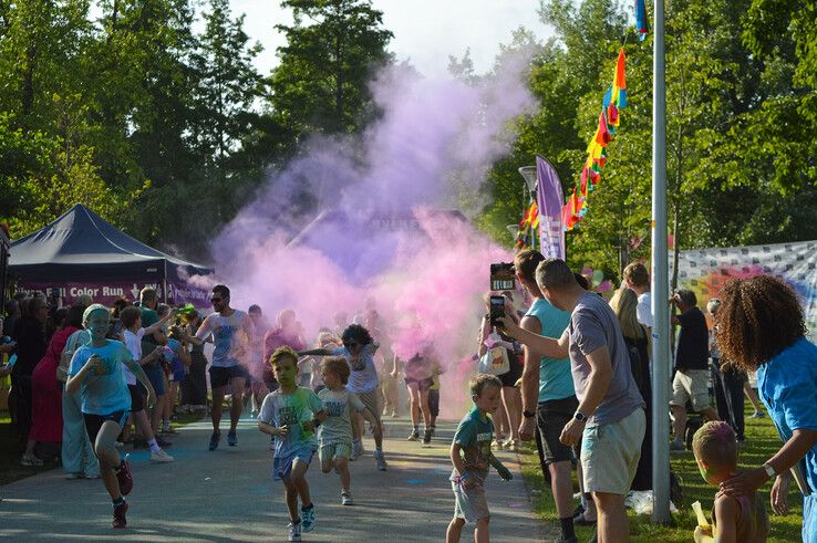 In beeld: Kampen kleurt – Full Color Run trapt zonnig festivalweekend af