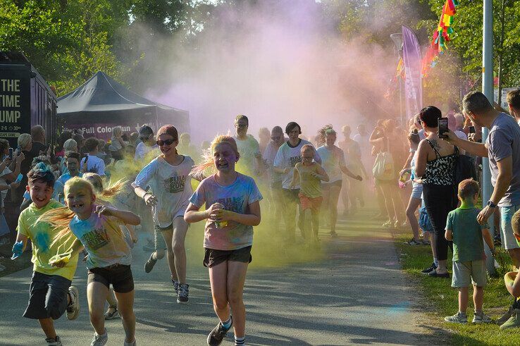 In beeld: Kampen kleurt – Full Color Run trapt zonnig festivalweekend af