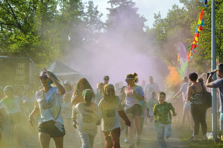 In beeld: Kampen kleurt – Full Color Run trapt zonnig festivalweekend af