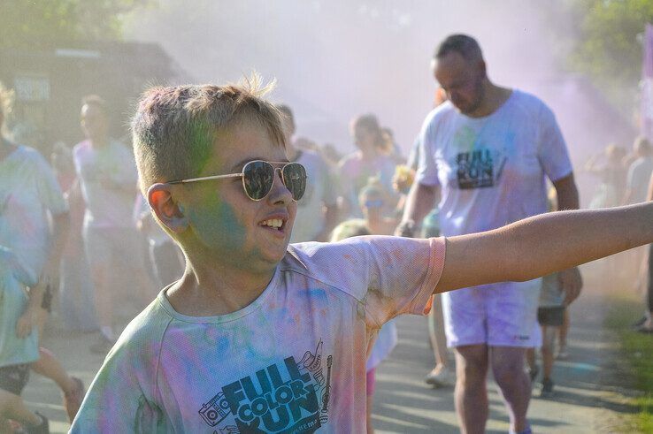 In beeld: Kampen kleurt – Full Color Run trapt zonnig festivalweekend af