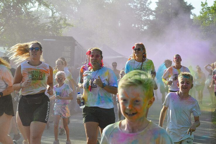 In beeld: Kampen kleurt – Full Color Run trapt zonnig festivalweekend af