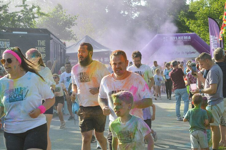 In beeld: Kampen kleurt – Full Color Run trapt zonnig festivalweekend af