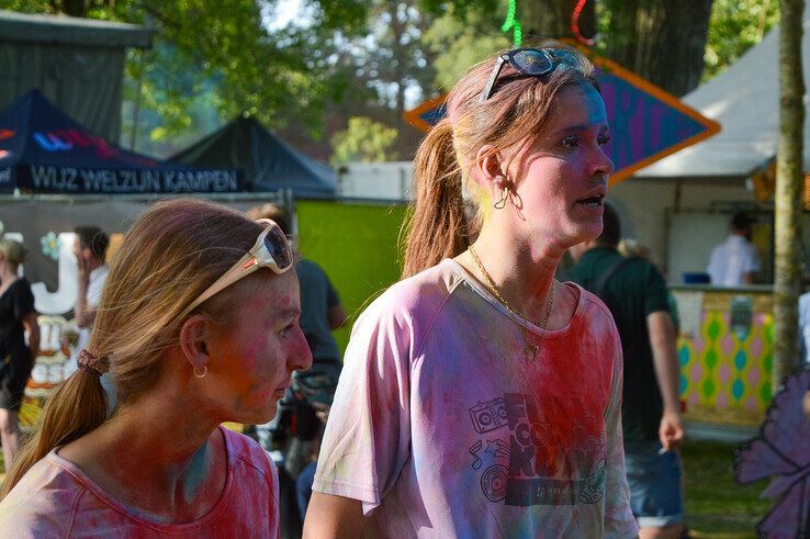 In beeld: Kampen kleurt – Full Color Run trapt zonnig festivalweekend af