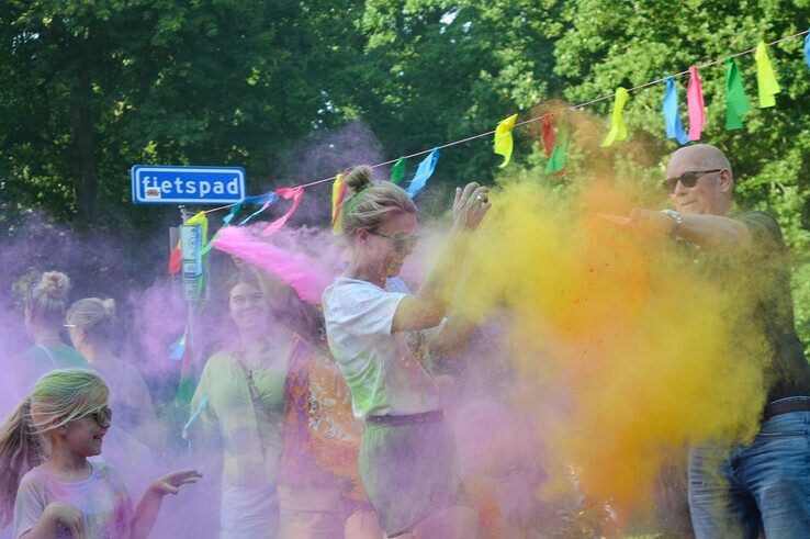 In beeld: Kampen kleurt – Full Color Run trapt zonnig festivalweekend af