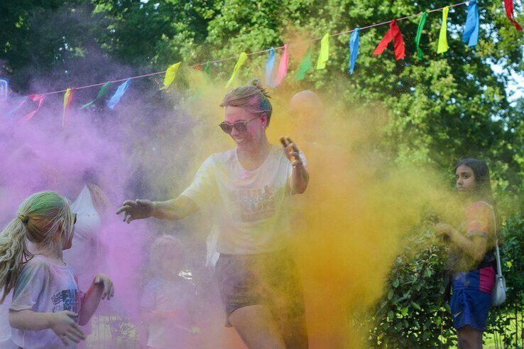 In beeld: Kampen kleurt – Full Color Run trapt zonnig festivalweekend af