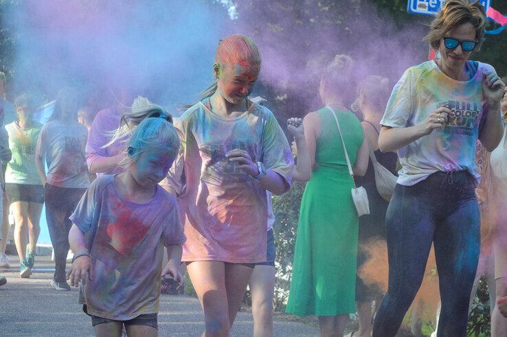 In beeld: Kampen kleurt – Full Color Run trapt zonnig festivalweekend af