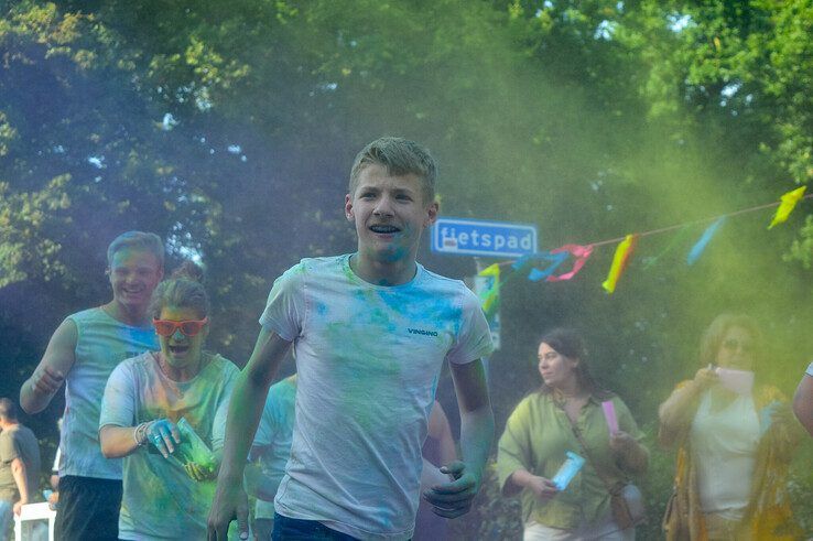 In beeld: Kampen kleurt – Full Color Run trapt zonnig festivalweekend af