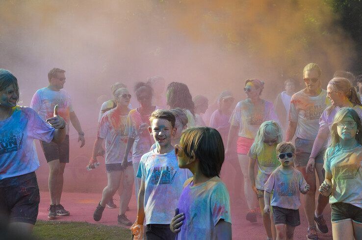 In beeld: Kampen kleurt – Full Color Run trapt zonnig festivalweekend af