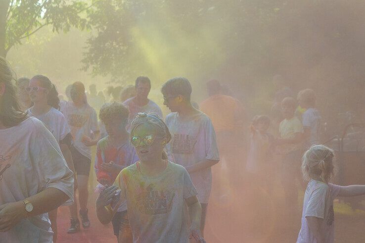 In beeld: Kampen kleurt – Full Color Run trapt zonnig festivalweekend af