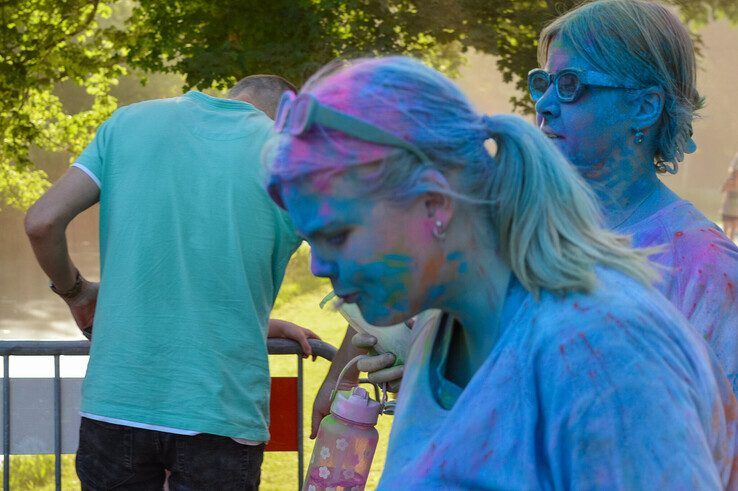 In beeld: Kampen kleurt – Full Color Run trapt zonnig festivalweekend af