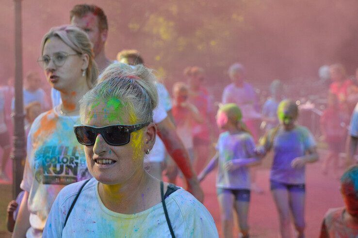 In beeld: Kampen kleurt – Full Color Run trapt zonnig festivalweekend af