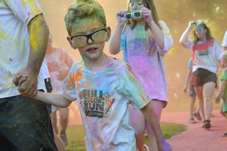 In beeld: Kampen kleurt – Full Color Run trapt zonnig festivalweekend af