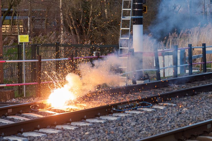 Ter illustratie. Vlamboog op het spoor door kortsluiting.