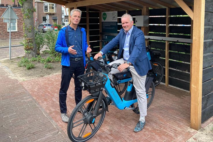 Van links af projectleider Frans Hamstra en wethouder Jan van der Poel.