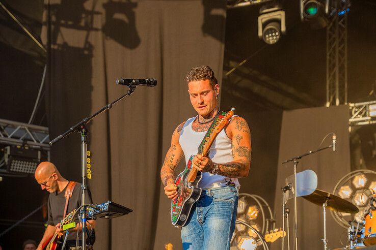 In beeld: Douwe Bob zorgt voor zomerse sfeer op eerste avond Full Color Festival in Kampen