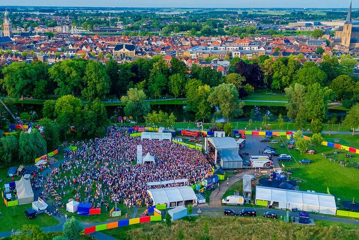 In beeld: Douwe Bob zorgt voor zomerse sfeer op eerste avond Full Color Festival in Kampen