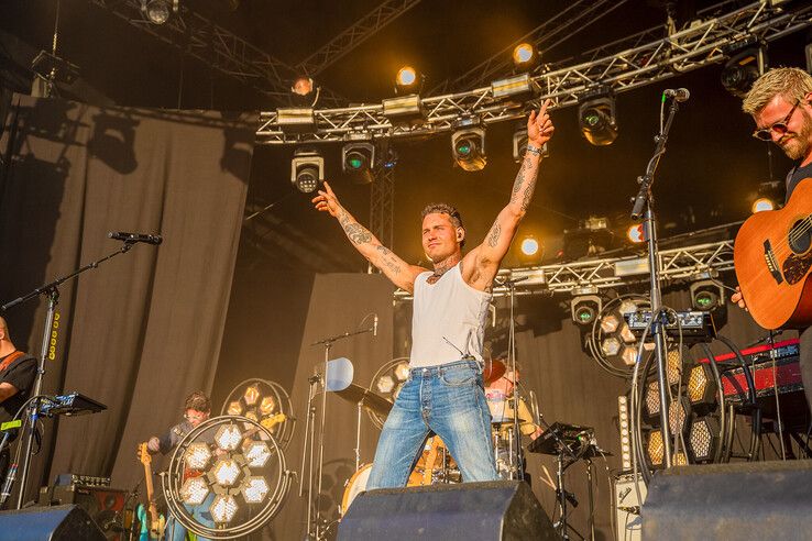 In beeld: Douwe Bob zorgt voor zomerse sfeer op eerste avond Full Color Festival in Kampen