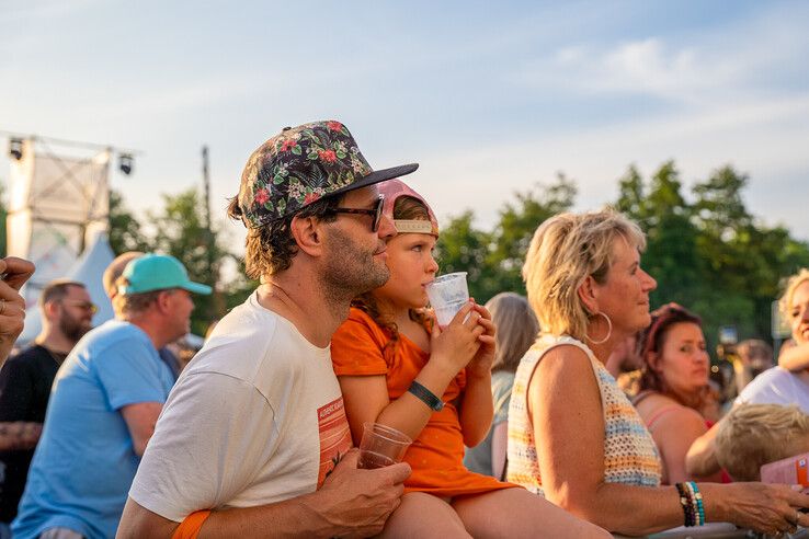 In beeld: Douwe Bob zorgt voor zomerse sfeer op eerste avond Full Color Festival in Kampen