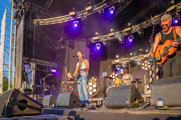In beeld: Douwe Bob zorgt voor zomerse sfeer op eerste avond Full Color Festival in Kampen