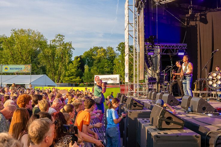 In beeld: Douwe Bob zorgt voor zomerse sfeer op eerste avond Full Color Festival in Kampen