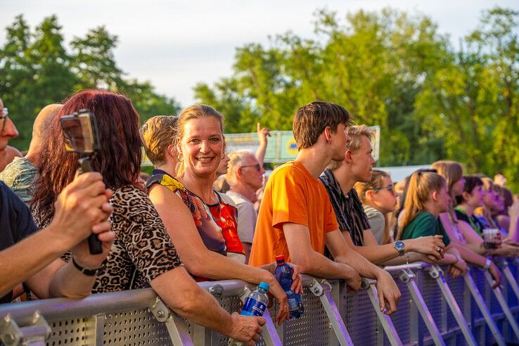 In beeld: Douwe Bob zorgt voor zomerse sfeer op eerste avond Full Color Festival in Kampen