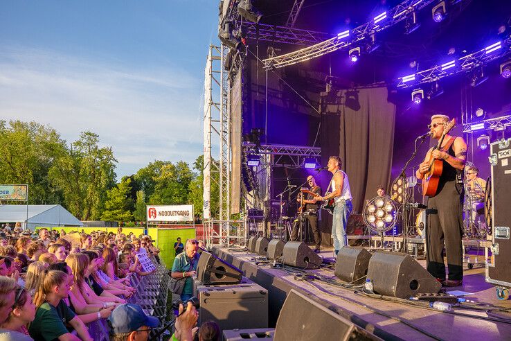 In beeld: Douwe Bob zorgt voor zomerse sfeer op eerste avond Full Color Festival in Kampen