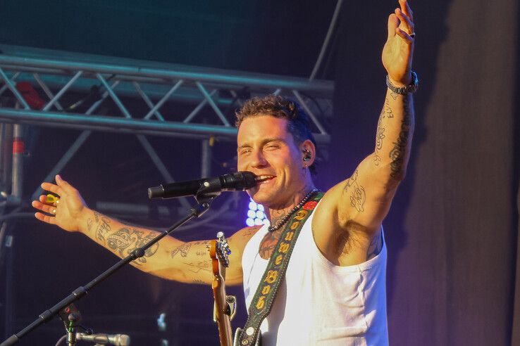 In beeld: Douwe Bob zorgt voor zomerse sfeer op eerste avond Full Color Festival in Kampen