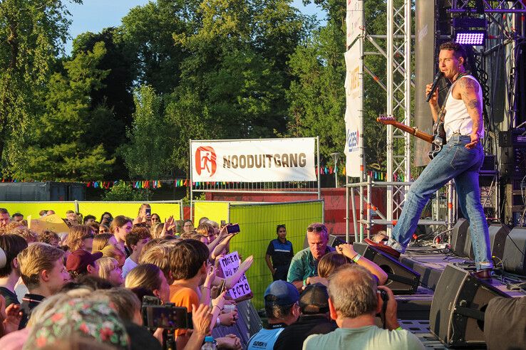 In beeld: Douwe Bob zorgt voor zomerse sfeer op eerste avond Full Color Festival in Kampen