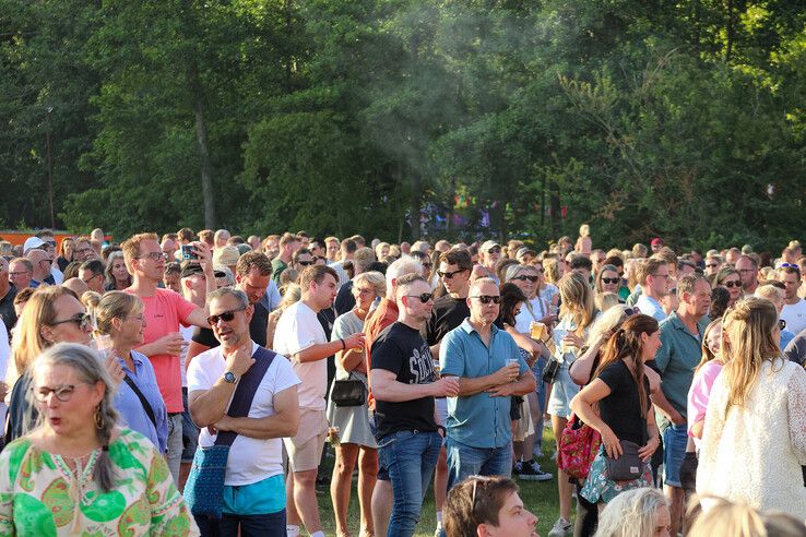 In beeld: Douwe Bob zorgt voor zomerse sfeer op eerste avond Full Color Festival in Kampen