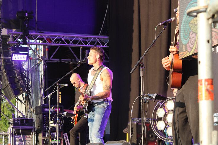 In beeld: Douwe Bob zorgt voor zomerse sfeer op eerste avond Full Color Festival in Kampen