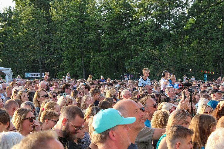 In beeld: Douwe Bob zorgt voor zomerse sfeer op eerste avond Full Color Festival in Kampen
