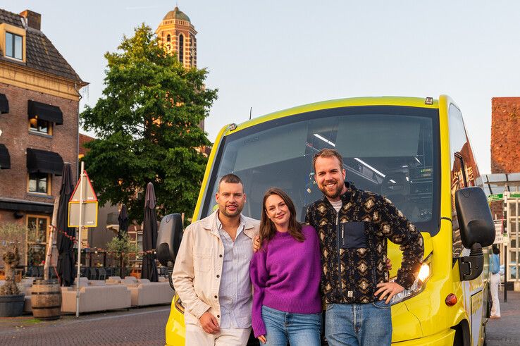 3FM-dj’s Barend van Deelen, Sophie Hijlkema en Wijnand Speelman vanochtend op het Rodetorenplein in Zwolle.