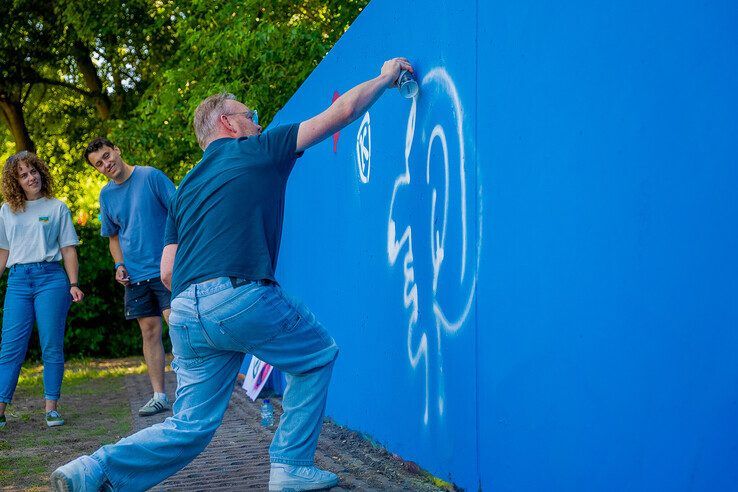 Wethouder Richard Boddeus zet de eerste tag op de muur.